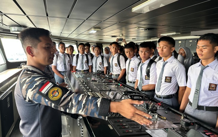 Siswa SMAN 1 Matauli Pandan Kunjungi KRI BAC-593 