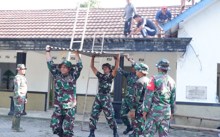 TNI Gotong Royong Bersama Warga Dalam Pembongkaran TK Kartika IV-18 Cab Pacitan