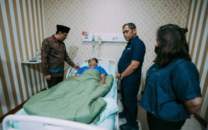 Menteri Sosial Saifullah Yusuf (Gus Ipul) mengunjungi korban luka berat dalam insiden unjuk rasa di RS Polri Kramat Jati, Jakarta Timur, Kamis (4/9/2025)