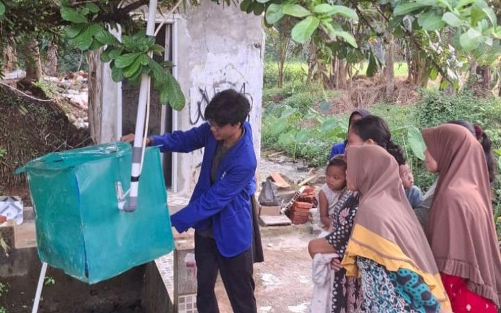 Filter air sederhana yang dirancang oleh tim SABAR dalam program LIGHT UP UPER 2025