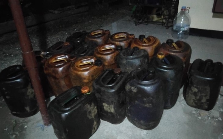 Puluhan Jeriken berisi minyak mentah dari Ledok diamankan di Mapolsek Sambong