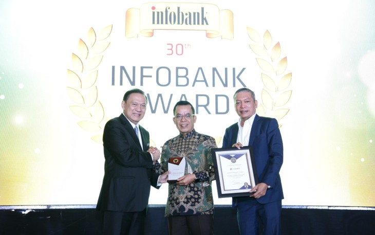  Penghargaan diserahkan oleh Chairman Infobank Media Group Eko B. Supriyanto