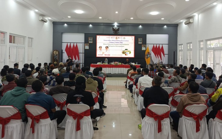 Acara penyerahan hibah bidang peternakan tahap 1 tahun 2025 kepada 84 kelompok peternak, di Ruang Anturium Rumah Dinas Bupati Karanganyar, Kamis (18/9/2025)