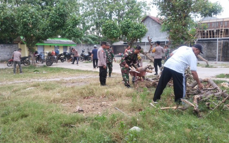 Koramil 0803-13/Kebonsari Gelar Karya Bakti di Pasar Kliwon Singgahan