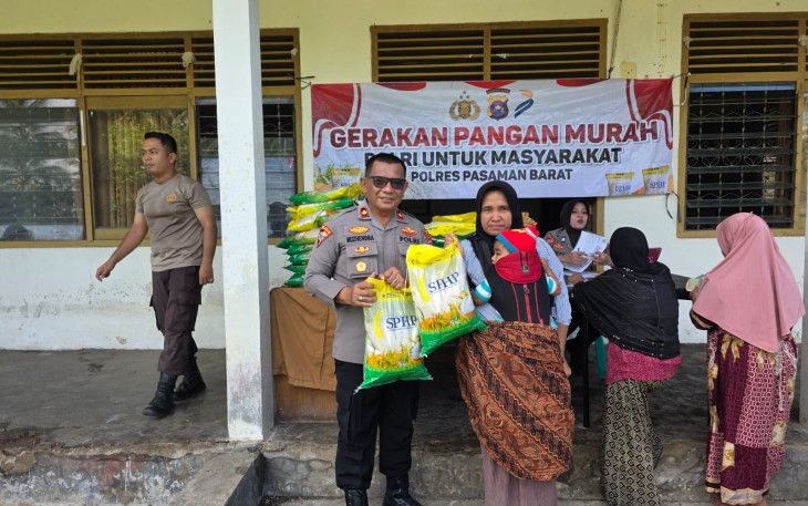 Polres Pasaman Barat Distribusikan Beras SPHP di Plasma III Bukit Nilam