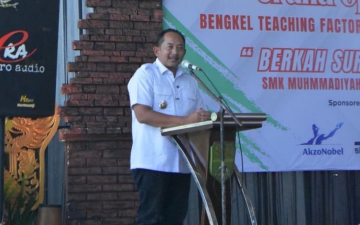 Bupati Rober Christanto memberikan sambutan dalam acara peresmian Bengkel TEFA Bodi dan Cat “Berkah Surya Abadi” SMK Muhammadiyah 3 Karanganyar, Rabu (24/9/2025)