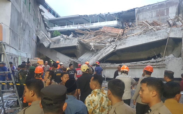 Sejumlah tim SAR gabungan dibantu alat berat mengupayakan proses pencarian dan pertolongan terhadap korban yang masih terjebak atas insiden robohnya bangunan pondok pesantren di Kabupaten Sidoarjo, Jawa Timur, Senin (29/9). BPBD Kabupaten Sidoarjo