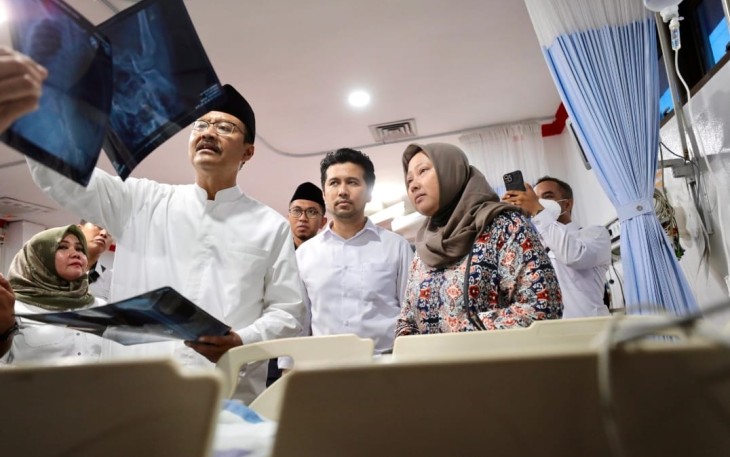 Menteri Sosial Saifullah Yusuf (Gus Ipul) menjenguk Syehlendra Haical, santri korban runtuhnya bangunan Pondok Pesantren Al-Khoziny Buduran Sidoarjo, di RSUD R.T Notopuro, Rabu (1/10/2025)
