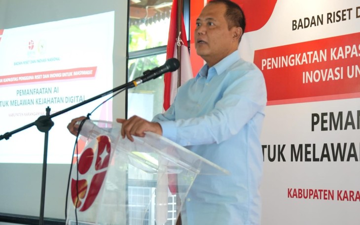 Anggota Komisi X DPR RI, Yuliatmono, menyampaikan pemaparan dalam acara sosialisasi "Pemanfaatan AI untuk Melawan Kejahatan Digital", di Karanganyar, Sabtu (4/10/2025)
