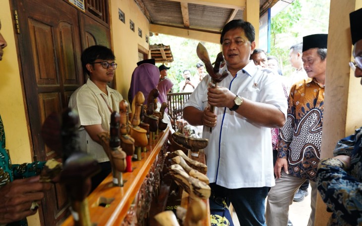 Wakil Menteri Transmigrasi Viva Yoga Mauladi di gedung kesenian desa transmigrasi lokal (translok),  Dusun Karang Tengah, Kapanewon, Imogiri, Kabupaten Bantul, Provinsi Yogyakarta, Sabtu (4/10/2025) 