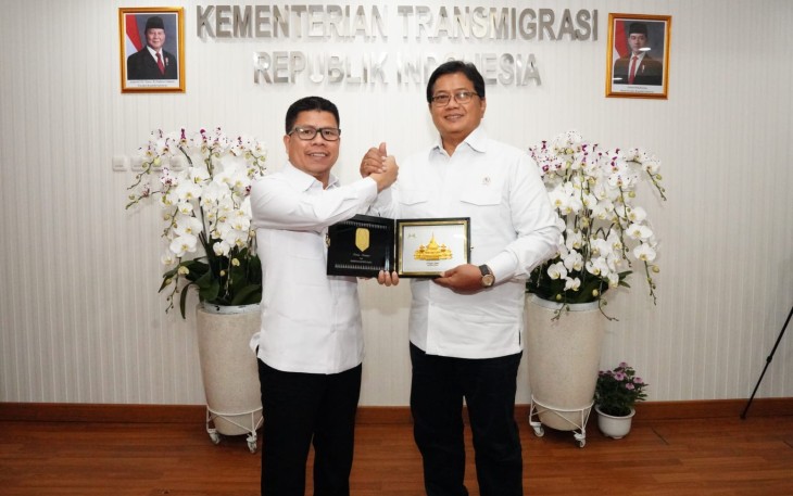 Wakil Menteri Transmigrasi Viva Yoga Mauladi saat menerima kunjungan kerja Bupati Sambas Satono di Gedung C, Kantor Kementerian Transmigrasi (Kementrans), Kalibata, Jakarta  (6/10/2025)