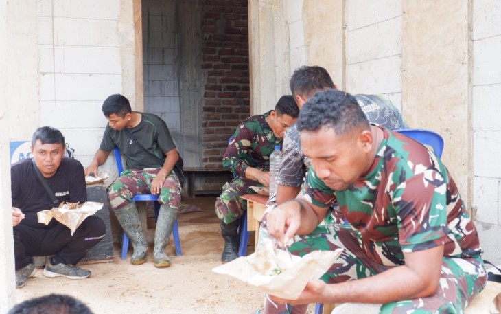Makan siang bersama warga di lokasi TMMD Kodim Pacitan 