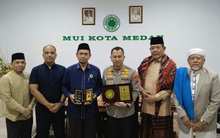 Kapolrestabes Medan Kombes Pol Jean Calvijn Simanjuntak foto bersama jajaran MUI, Selasa (21/10)