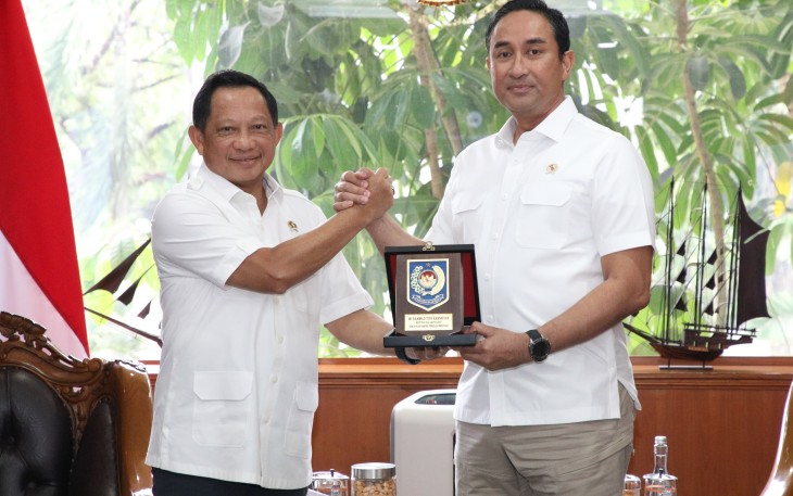 Mendagri Tito Karnavian bersama Kepala BNN Komjen Pol Suyudi Ario Seto di Jakarta, Rabu (22/10)