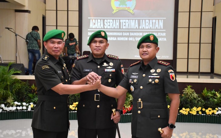 Letkol Arh Farauk Saputra (kanan) foto usai sertijab Dandim 0802/Ponorogo, Sabtu (25/10)
