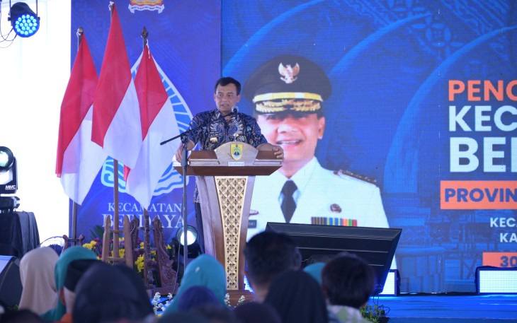 Gubernur Jawa Tengah, Ahmad Luthfi, berpidato dalam acara pencanangan program Kecamatan Berdaya, di Lapangan Desa Sidodadi, Masaran, Kabupaten Sragen, Kamis (30/10/2025)