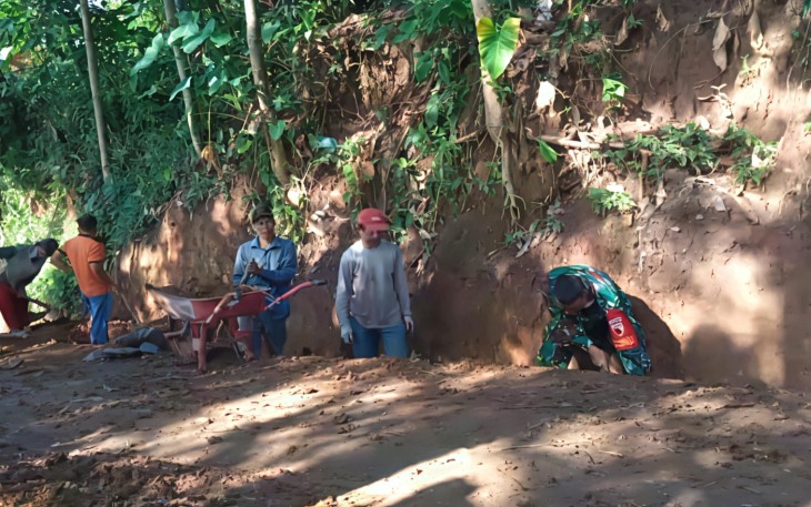 Pembuatan drainase wilayah desa binaan 
