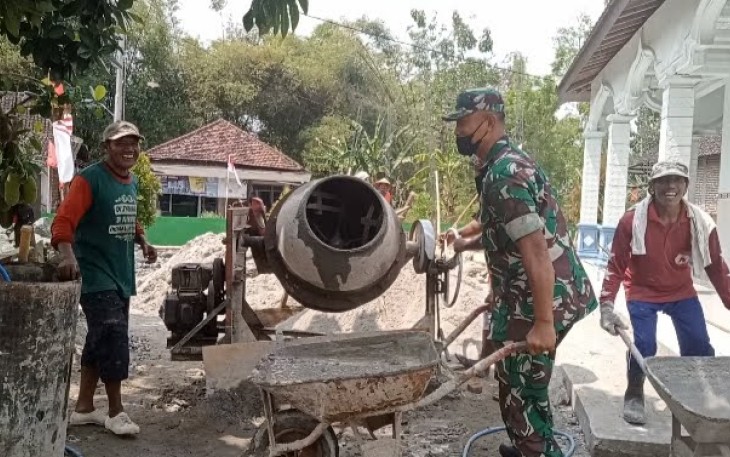 Bantu bangun kamar mandi masjid wilayah desa binaan 
