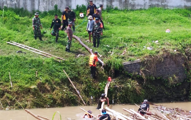 Pembersihan sampah di sungai