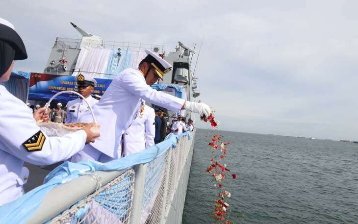 Kasal Laksamana TNI Muhammad Ali tabur bunga peringati Hari Pahlawan ke-80 di atas KRI Brawijaya-320, Jakarta, Senin (10/11)