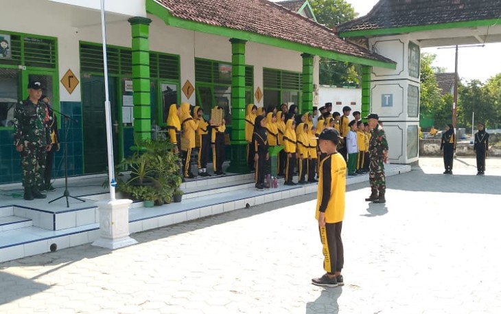 Latih siswa Peraturan Baris Berbaris 