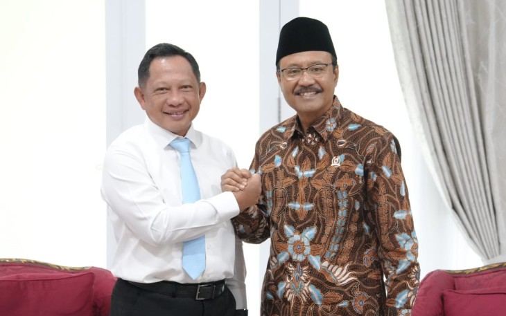 Menteri Dalam Negeri (Mendagri) Muhammad Tito Karnavian bersama Menteri Sosial (Mensos) Saifullah Yusuf