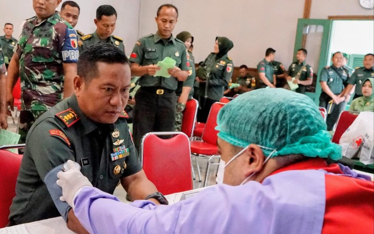Danrem 083/Bdj Kolonel Inf Kohir saat donor darah, Rabu (19/11)