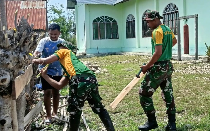 Satgas RI-RDTL Sektor Timur Gotong Royong Bersihkan Gereja di Desa Raihenek