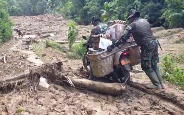 Prajurit TNI AD dari Koramil 11/Palembayan Kodim 0304/Agam terus bekerja keras membantu warga yang terdampak bencana longsor di Silareh Aia, Palembayan, Kabupaten Agam, Sumatera Barat, Sabtu (6/12/2025)