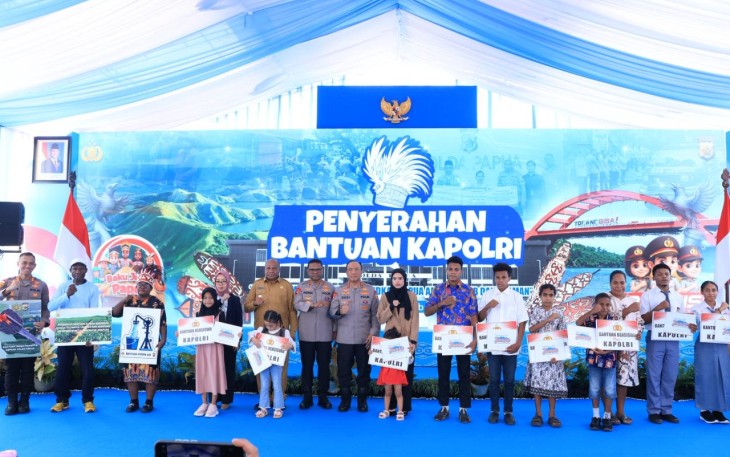 Wakapolri Komjen Pol Prof. Dr. Dedi Prasetyo, Polri menyerahkan bantuan tabungan pendidikan sebesar Rp45 juta untuk masing-masing anak yang kehilangan orang tua akibat aksi brutal KKB, Selasa (9/12)