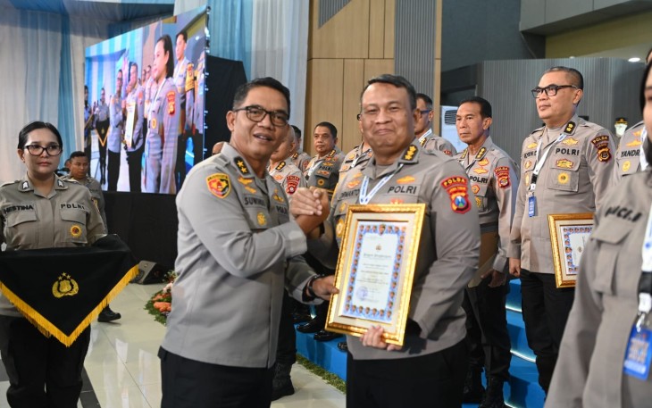 Karolog Polda Jatim Kombes Pol Dirmanto saat menerima penghargaan di Jakarta, Senin (8/12)
