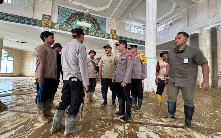 Kapolri Tinjau Pembersihan SD dan Masjid Terdampak Bencana di Aceh Tamiang