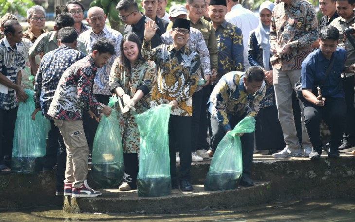 Mendes Yandri Kunjungi BUMDesa dan Peletakan Batu Pertama KDMP di Majalengka 