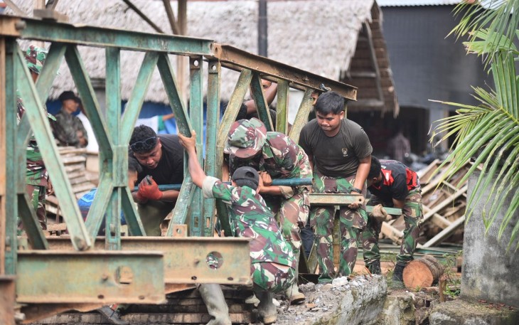 TNI AD Percepat Pemasangan Jembatan Bailey