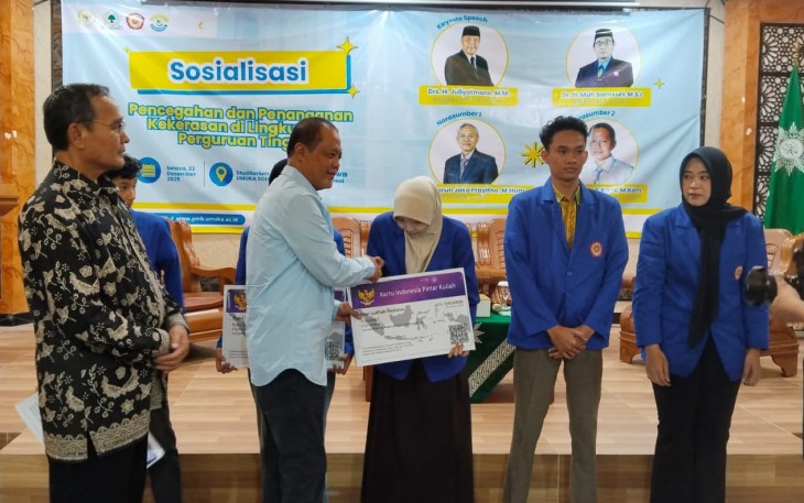 Anggota Komisi X DPR RI, Juliyatmono, didampingi Rektor Umuka Solo, Muhammad Samsuri, menyerahkan secara simbolis KIP-K kepada sejumlah mahasiswa Umuka Solo di sela kegiatan sosialisasi, Selasa (23/12/2025)