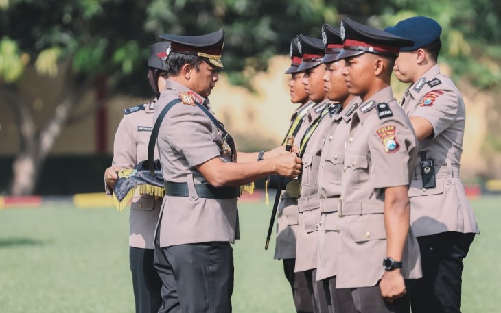 Kepala Kepolisian Daerah Jawa Timur (Kapolda Jatim), Irjen Pol Drs. Nanang Avianto, M.Si., secara resmi melantik 247 Bintara Remaja dalam Upacara Penutupan Pendidikan, Pelantikan, dan Pengambilan Sumpah Diktukba Polri T.A. 2025 di Lapangan Tribrata SPN Polda Jatim, Rabu (24/12/2025)