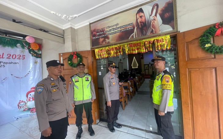 Sejumlah petugas berjaga mengamankan jalannya ibadah Natal di GKJ Kismorejo, Jaten, Karanganyar, Kamis (25/12/2025)