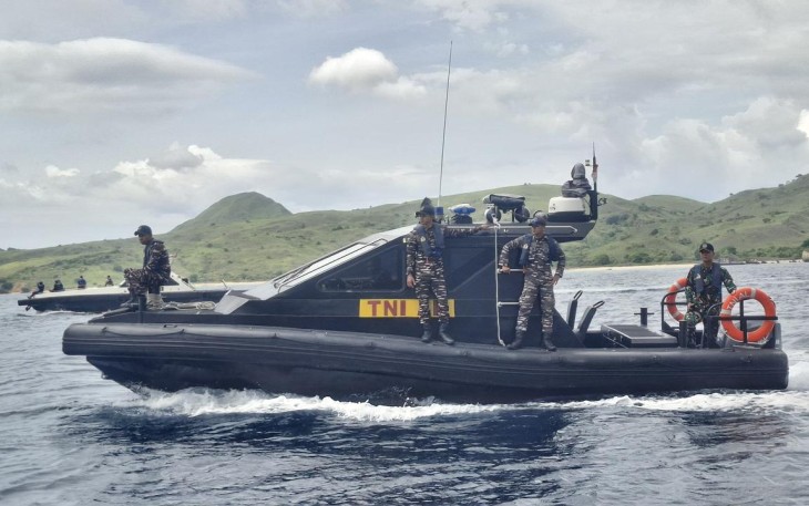 Pencarian korban KM Putri Sakinah di perairan Pulau Padar