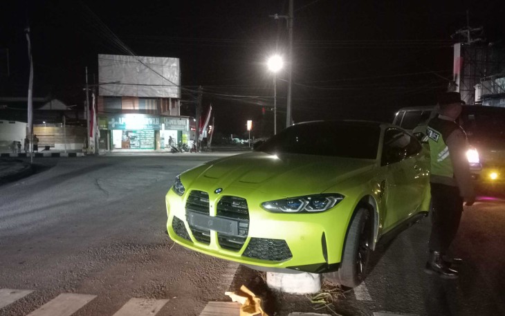 Tampang Diduga Mobil BMW Warna Kuning Milik Wabup Blitar Beky Herdihansah, Jumat (29/8/2025). Foto : Faisal NR.