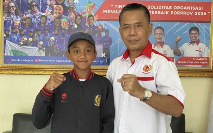 Ketua KONI Kota Depok, Herry Suprianto bersama atlet tenis lapangan Rafael Enrico Pribadi, Rabu (19/2)