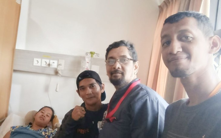 Ketua JPKPN DPC Kota Depok, Muhamad Antonius SH (tengah) saat mengunjungi istri pengurus yang dirawat 
