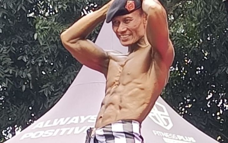 Purnomosidi saat unjuk otot di Kejuaraan Body Contest Pangdivif 2 Kostrad Cup 2025 di Malang, Sabtu (10/5)