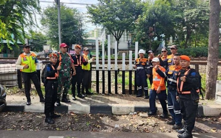 KAI Daop 1 Jakarta Lakukan Sosialisasi Keselamatan di JPL 23 dan Tutup Perlintasan Sebidang Liar