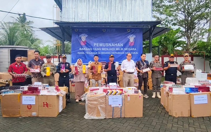 KPPBC TMP C Kuala Tanjung bersama KPPBC TMP C Pematangsiantar dan KPPBC TMP C Sibolga memusnahkan Barang yang Menjadi Milik Negara (BMMN) hasil penindakan kepabeanan dan cukai, Jumat (19/12/2025).