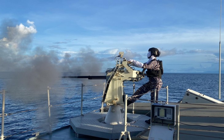 KRI Kapak-625 Latihan Penembakan Meriam di Laut Maluku