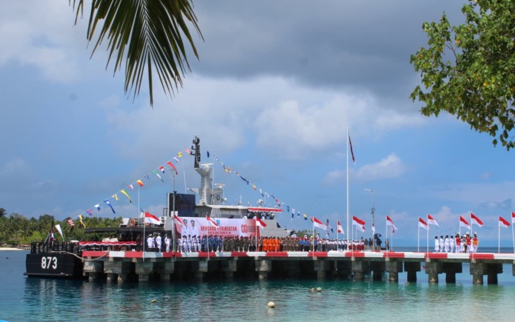 KRI Matabongsang-873 Dukung Upacara HUT ke-80 RI di Pulau Mbromsi