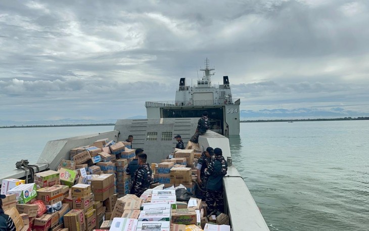 KRI Semarang-594 saat Debarkasi Bantuan Kemanusiaan di Meulaboh