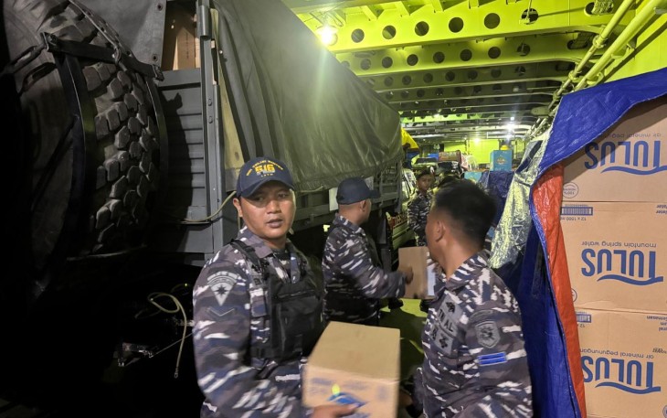 KRI Teluk Banten-516 saat Debarkasi Bantuan Kemanusiaan di Belawan