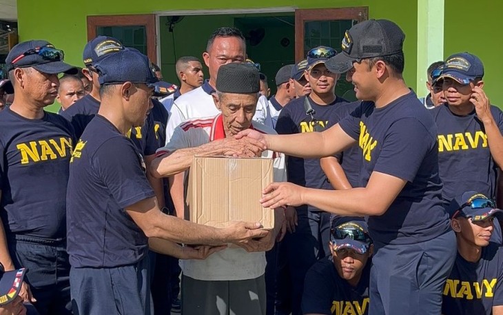 KRI Teluk Youtefa-522 saat baksos di Musholla Al-Istiqomah Palu, Jumat (14/11).