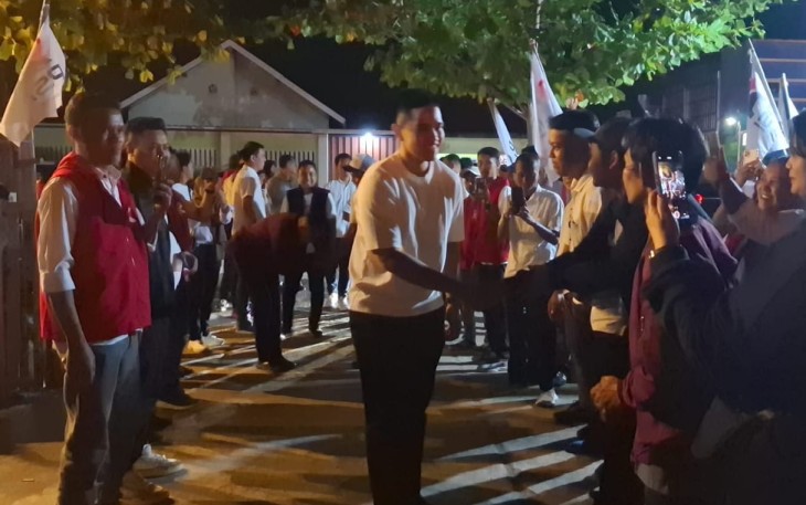 Kaesang menyapa ratusan kader PSI dari seluruh wilayah Solo Raya di Wedangan Mbah Onggo Bejen, Karanganyar, Rabu (16/7/2025) malam.
